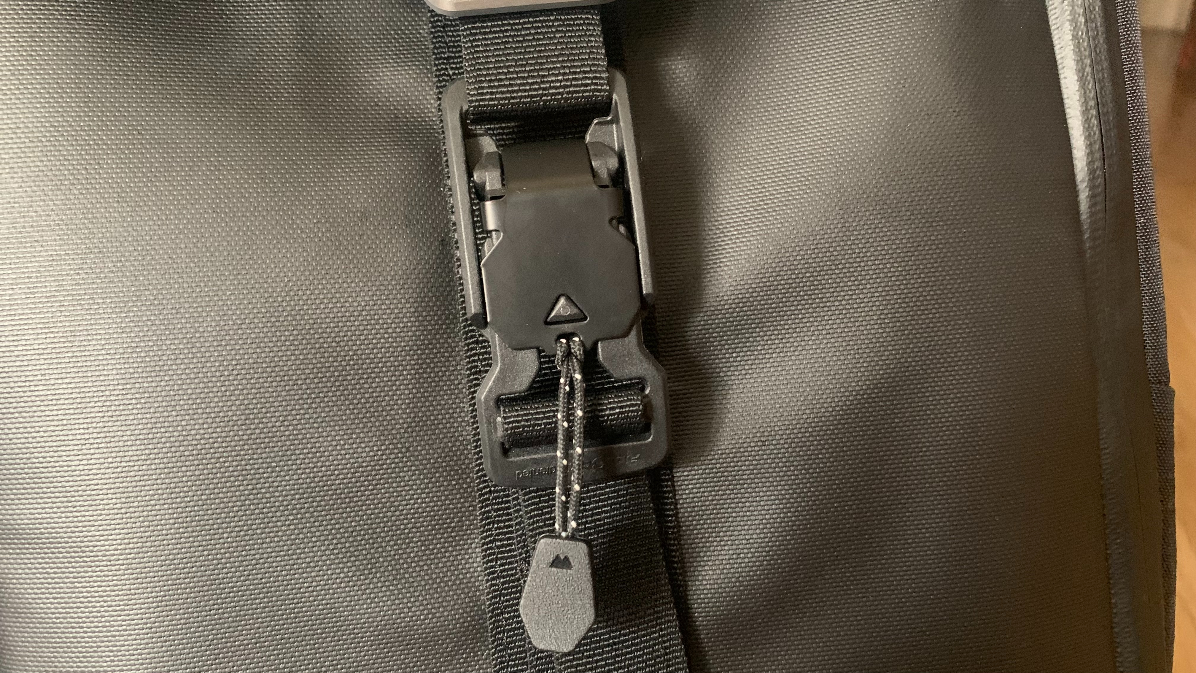 Mous 25L backpack Fidlock lock