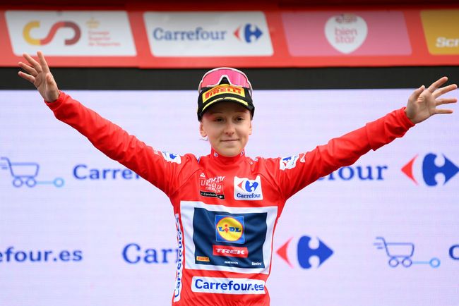 Gaia Realini veste la prima maglia rossa della Vuelta femminile (foto Getty Images)