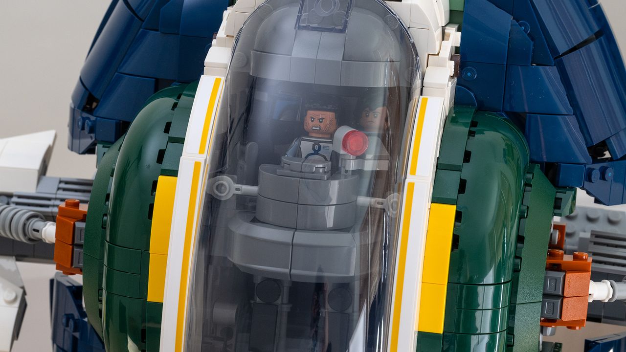 Lego Star Wars UCS Jango Fett&rsquo;s Firespray-Class Starship (75409) cockpit with canopy shut