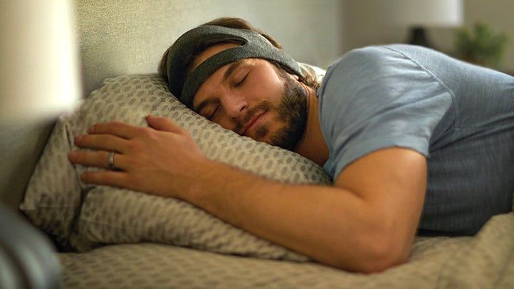 Sleeping man with wedding ring wearing Philips SmartSleep headband