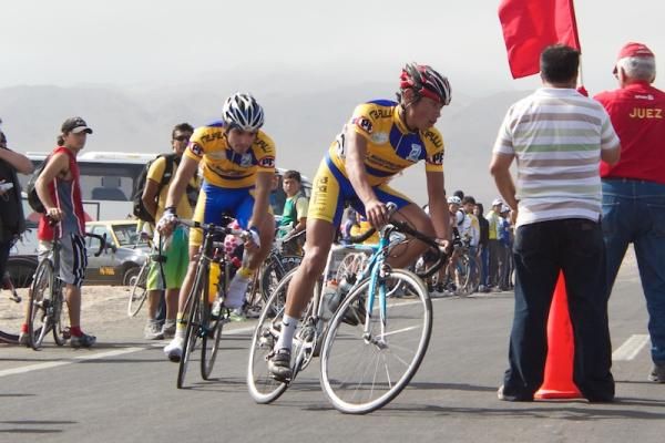 Junior leaders Oscar Velasquez and Edison Bravo (Melipulli) are over two minutes ahead of the peloton.