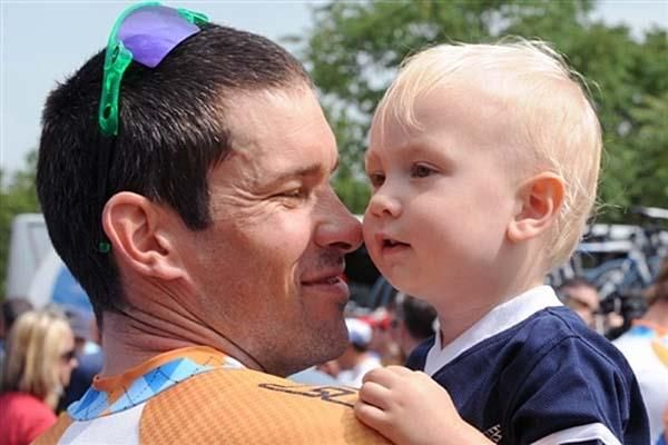 Julian Dean (Garmin-Slipstream) hangs out with his son before the start of the stage.