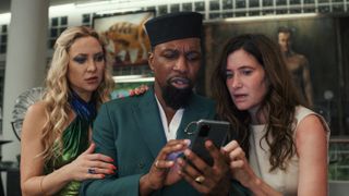 Kate Hudson, Leslie Odom Jr. and Kathryn Hahn in Glass Onion