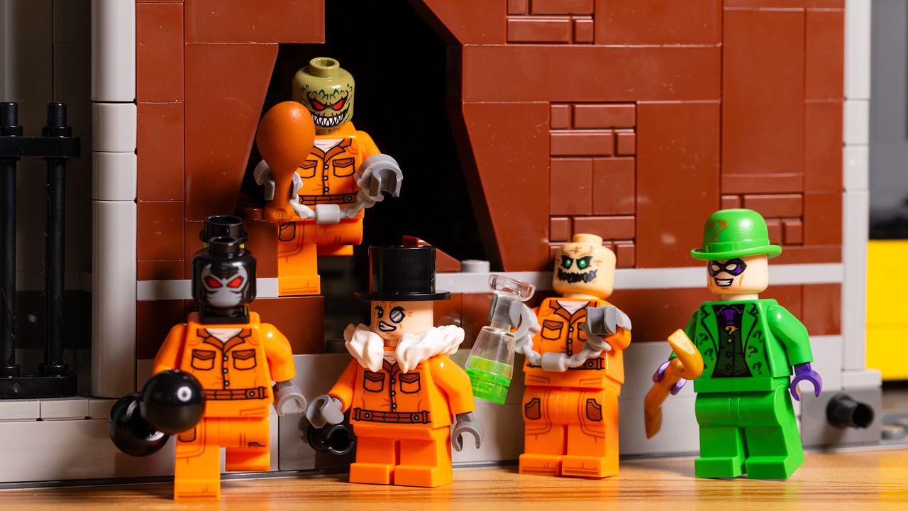Lego DC Arkham Asylum (#76300) lego set, villains break out of a side wall