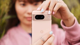Google Pixel 8 Rose: Das neue Pixel 8 überzeugt mit flotter Kamera, noch flotterem Chip und dem brandneuen Android 14 Betriebssystem