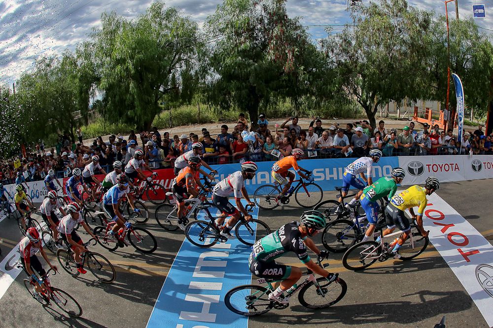 The peloton rolls out for stage 5 in San Juan