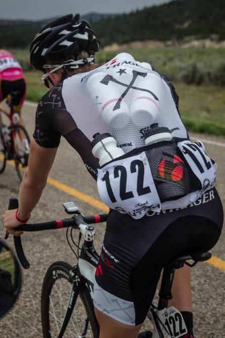 Lawson Craddock (Bontrager) brings up a few bottles to his teammates