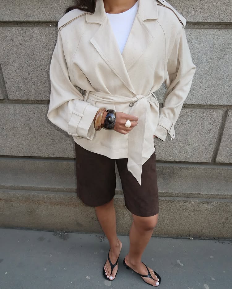 @ingridedvinsen wears a cropped trench coat with brown shorts and black strappy sandals