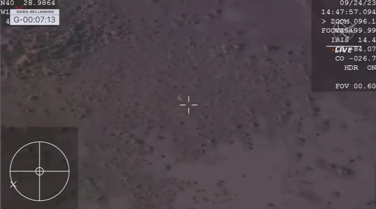 Il momento in cui la capsula di OSIRIS-REx ha dispiegato il suo paracadute principale, a 1.5 km dalla superficie terrestre, ed è poi scesa verso la Terra. Credits: NASA TV