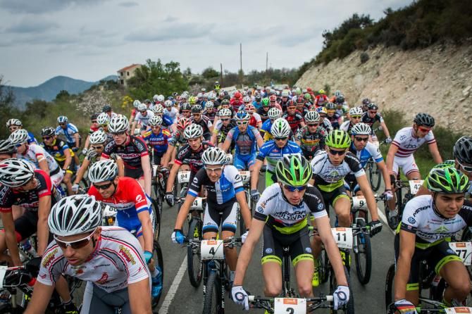 The peloton early in stage 2