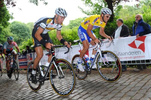 Laurens de Vreese climbs next to Tom Boonen on the Kemmelberg.