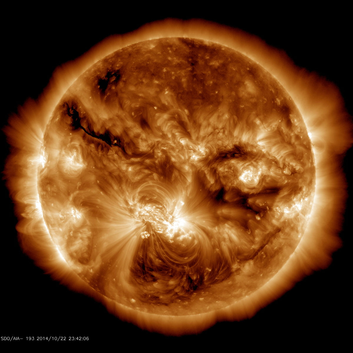 De grootste zonnevlekkengroep in 24 jaar verscheen in oktober 2014 op de zon. De zonnevlekken zitten hier onder het helder actieve gebied in het midden van de zon.