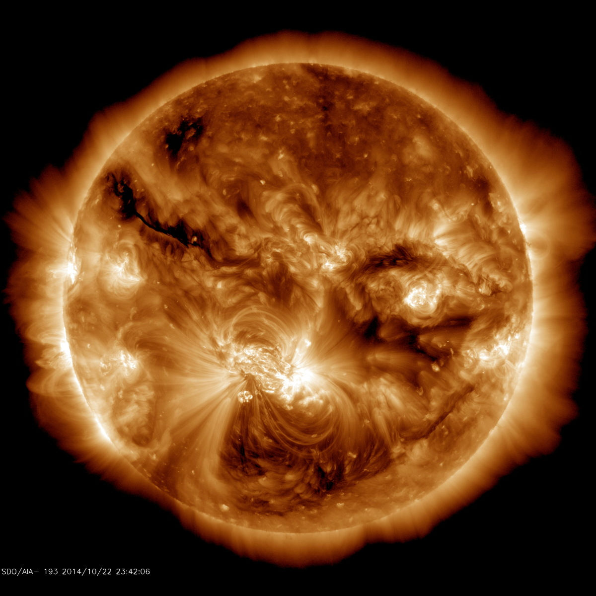 El grupo de manchas solares más grande en 24 años apareció en el sol en octubre de 2014. Las manchas solares se encuentran debajo de la brillante región activa en el medio del sol aquí.