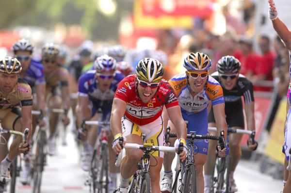 Mark Cavendish (HTC-Columbia) suffered in the heat and lacked the speed to beat the FDJ rider Hutarovich.