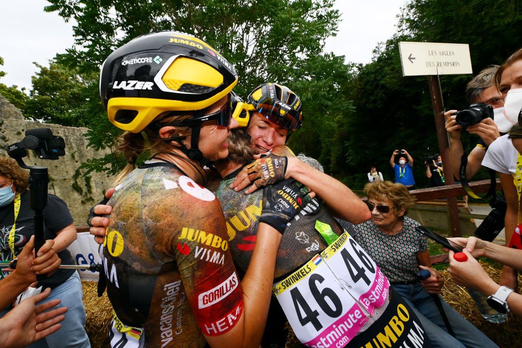 Marianne Vos hugs here teammates