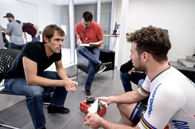Mark Cavendish (Omega Pharma Quickstep) chats with the Specialized team
