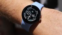 Google Pixel Watch 2 ihmisen ranteessa