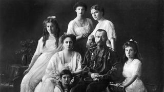 Tsar Nicholas II of Russia with his wife, Alexandra of Hesse-Darmstadt, and her daughters, Ol'ga, Tat'jana, Marjia e Anastasia and Aleksej. 1913