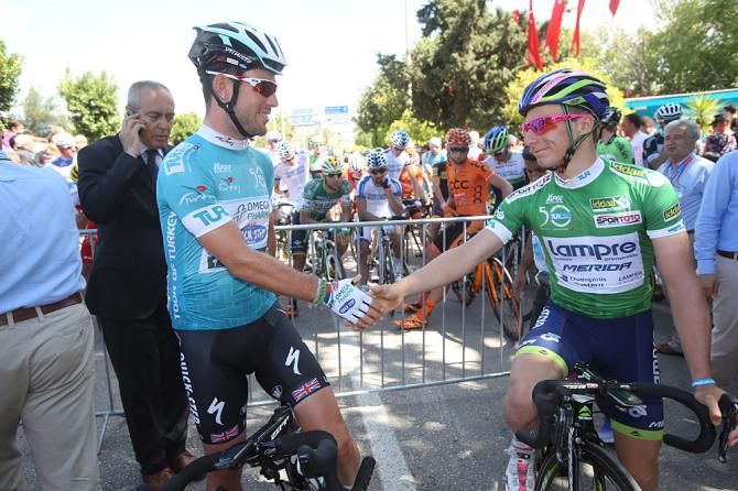 Mark Cavendish (Omega Pharma - QuickStep) shakes hands with Niccolo Bonifazio (Lampre-Merida) before the start of Stage 3