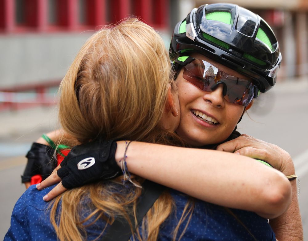Sheyla Guti&eacute;rrez (Cylance Pro Cycling) gets a hug from her aunt, Bego&ntilde;a Ruiz, a key figure on her career who has suffered several health problems in the last months.