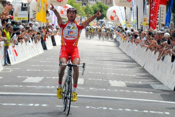 Beno&icirc;t Daeninck (CC Nogent Sur Oise) wins the final stage of Boucles de la Mayenne.