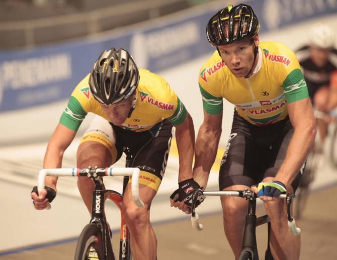 Jens Mouris takes a hand sling from Wim Stroetinga.