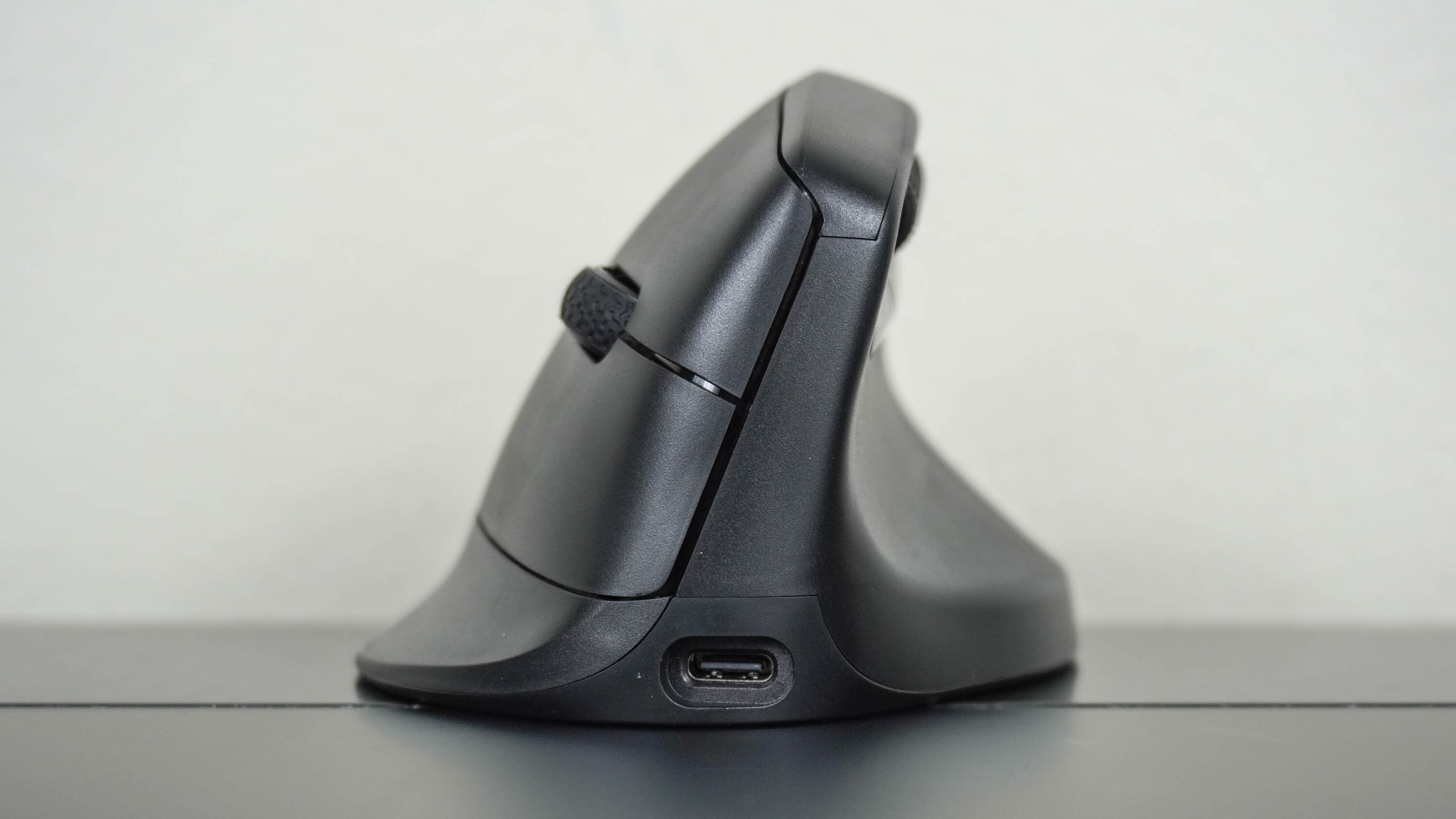 درگاه USB-C جلوی ماوس عمودی Keychron M5