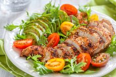 A salad with chicken and avocado as a low-carb diet meal.