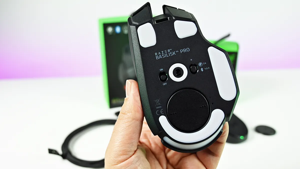 Беспроводная зарядная шайба и корпус Razer Basilisk V4 Pro