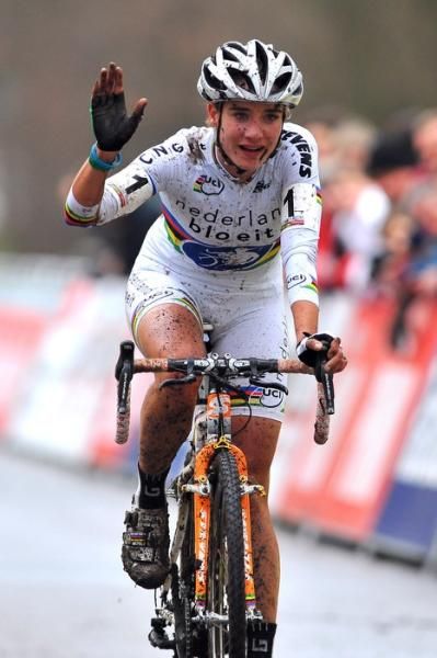 Marianne Vos crosses the finish line.