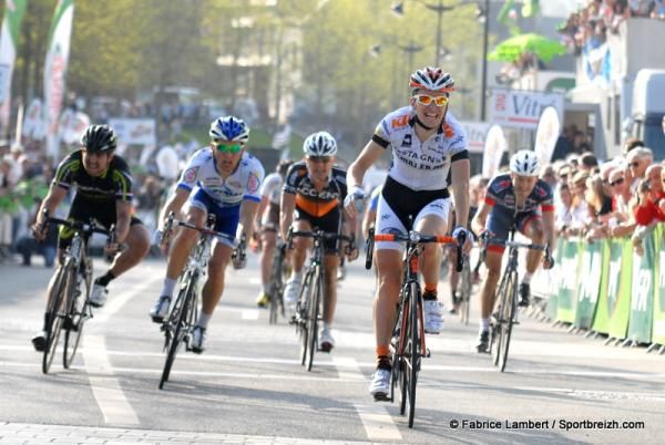 Roberto Ferrari (Androni Giocattoli) speeds to the win in the Route Adelie.