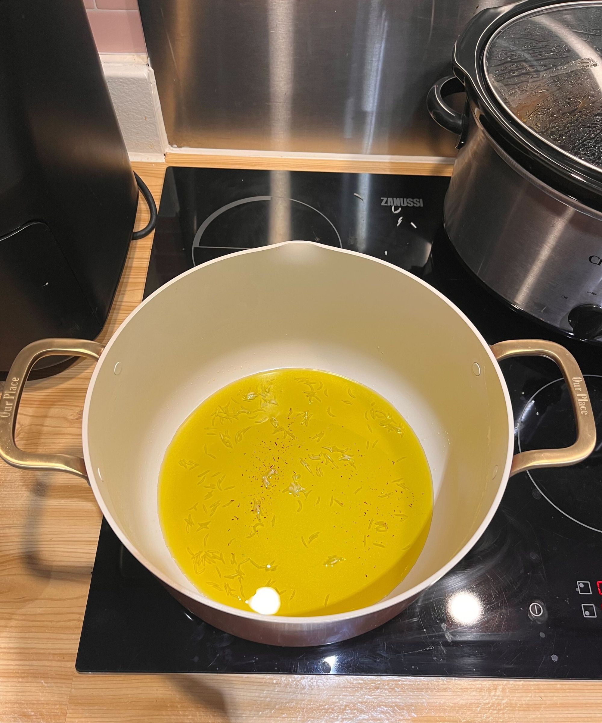 I used Iranian saffron at the bottom of the stock pot and did not experience any staining or burning