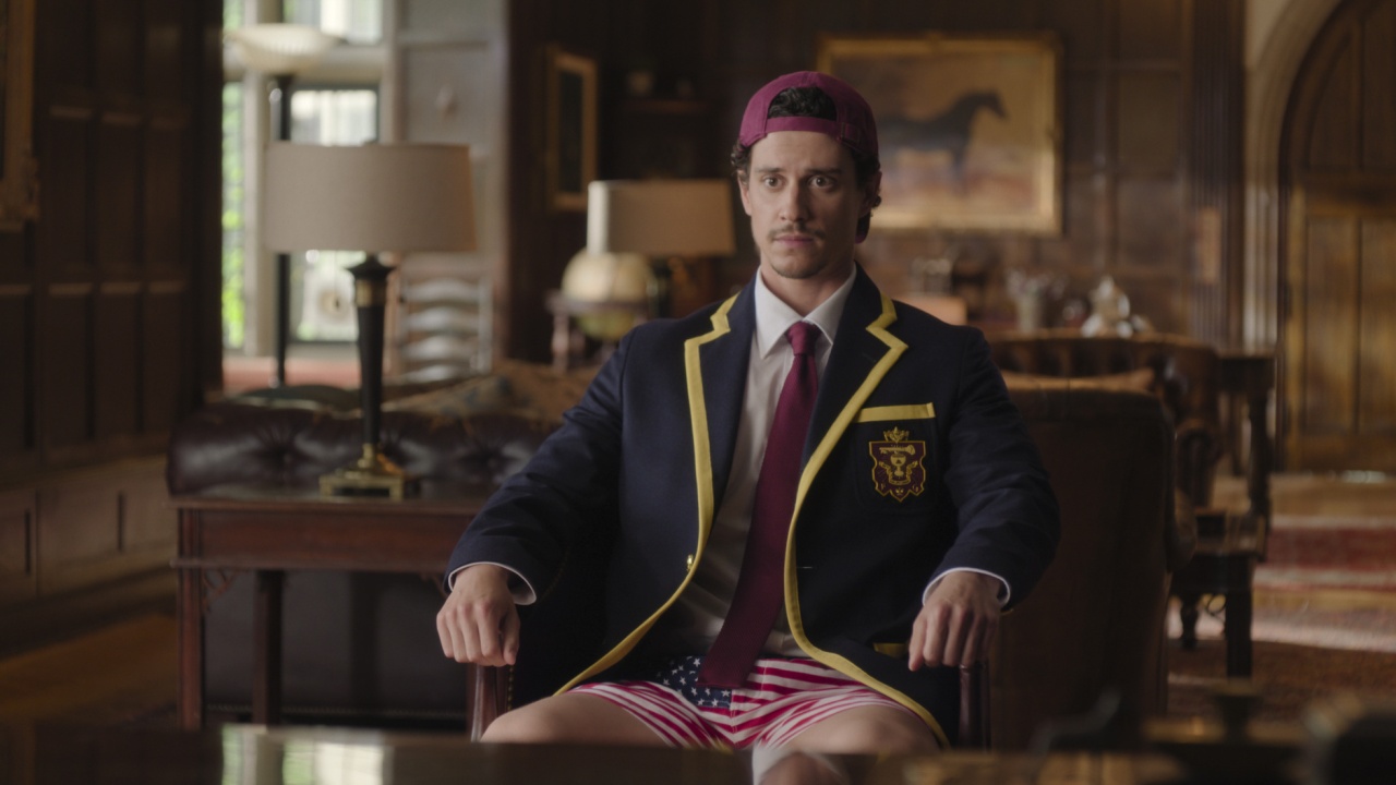 Adam DiMarco como Peter en sobrecompensación