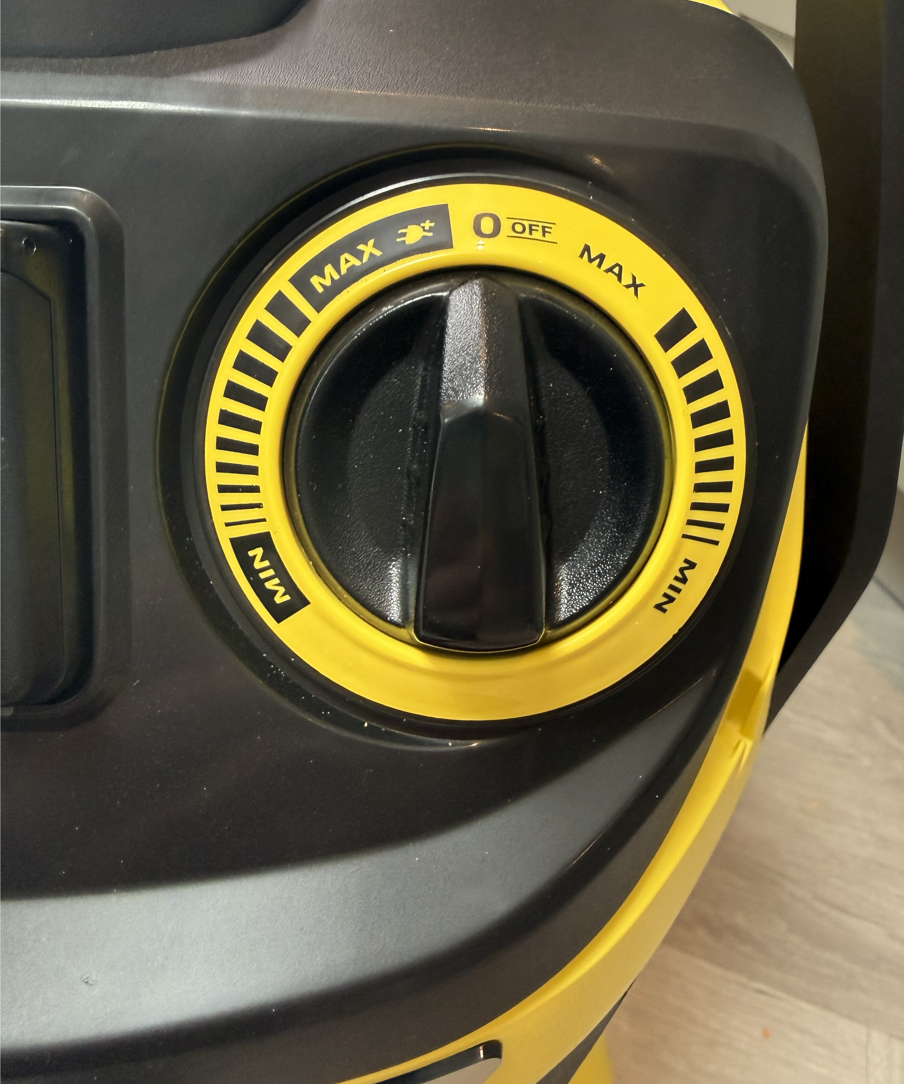 Close-up of the K&amp;auml;rcher WD 6 P control dial showing suction and power tool settings
