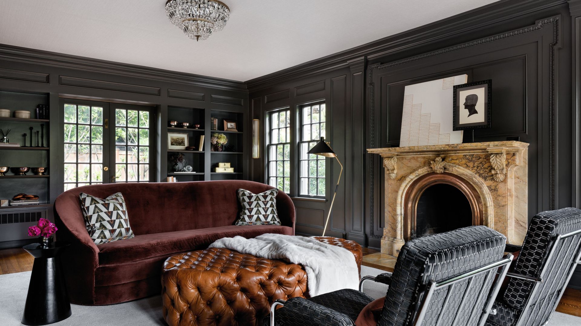 Ένα σκούρο χρώμα τοίχου σαλονιού