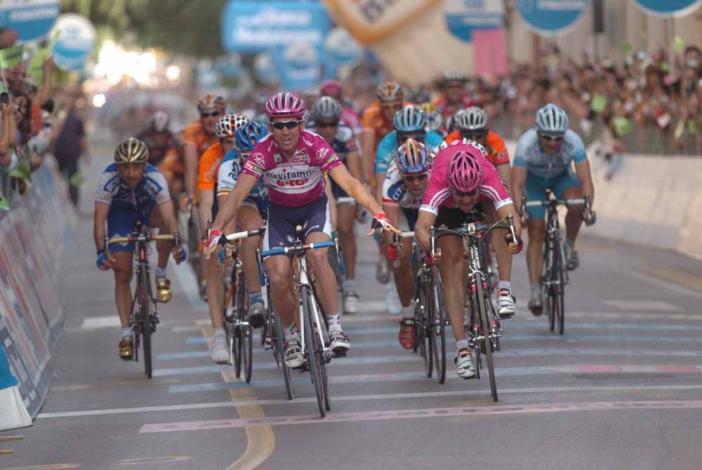 McEwan, wearing the points jersey, takes stage 6 in 2006