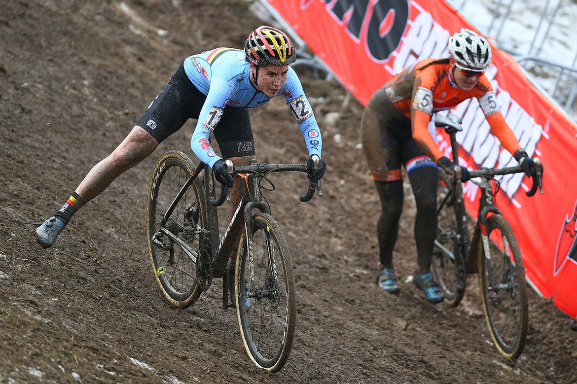 Sanne Cant has to think fast to avoid crashing into Lucinda Brand