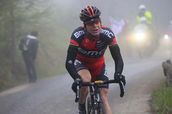 Cadel Evans (BMC) suffers in the rain