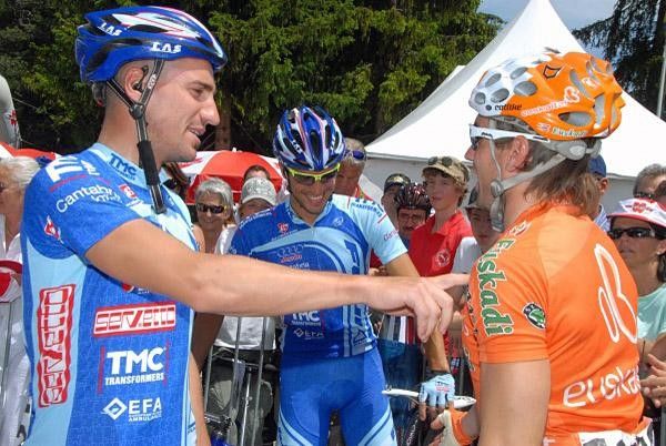 Fuji - Servetto teammates Juan Jose Cobo and Ricardo Serrano share a laugh with Aitor Galdos (Euskaltel - Euskadi).