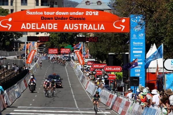 Amanda Spratt (GreenEDGE-AIS) leads under the start / finish arch