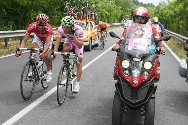 Maglia rosa Di Luca has a chat with an Acqua &amp; Sapone rider