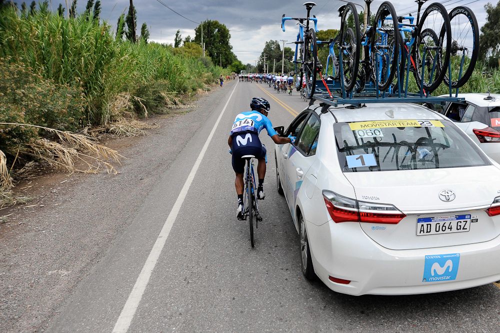 Nairo Quintana visits the Movistar team car in San Juan
