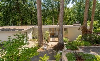 Architect Barry Downs’ 1966 Smith/Dick residence (pictured), is heralded by tall firs at its entrance and folded into a rocky site overlooking mountain vistas, that still retains its unique light-filled treehouse feel