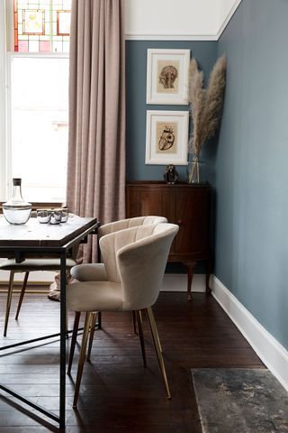 To flatter the elegant proportions of their flat, Iain Martin and Eóin Colgan rethought the layout and filled it with rich colours, drapes and chandeliers