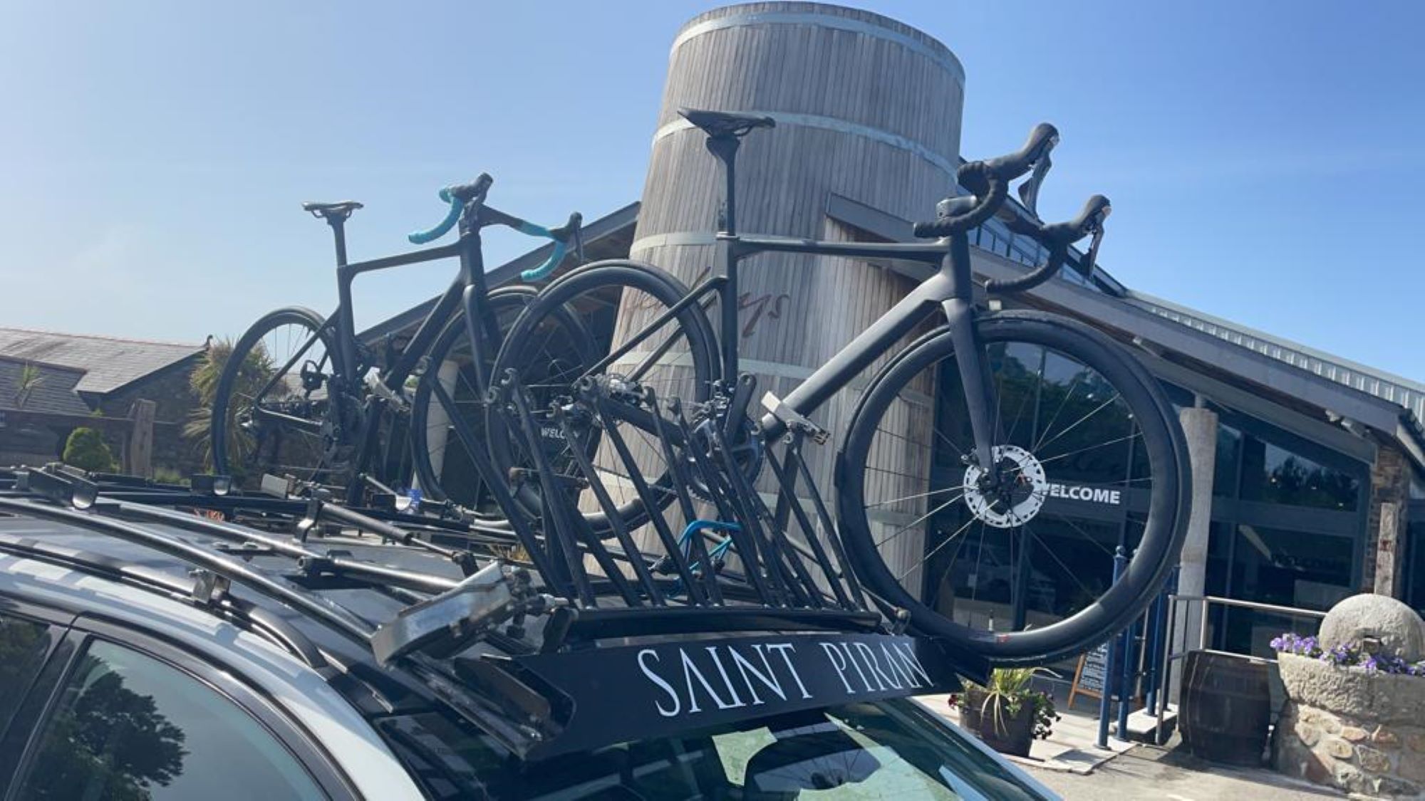 Racing bikes on top of Saint Piran car