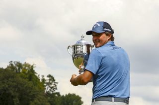 Kevin Kisner poses with the Wyndham Championship in 2021