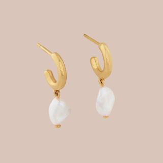 Flat lay image of gold earrings with pearls 