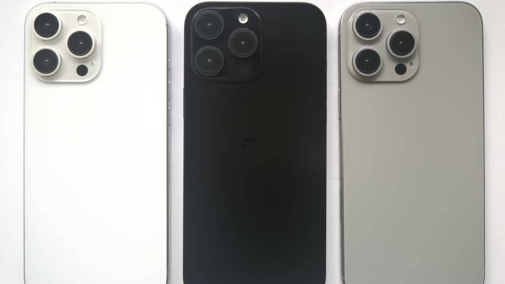 Fausses unités iPhone 16 Pro Max en blanc, noir et titane