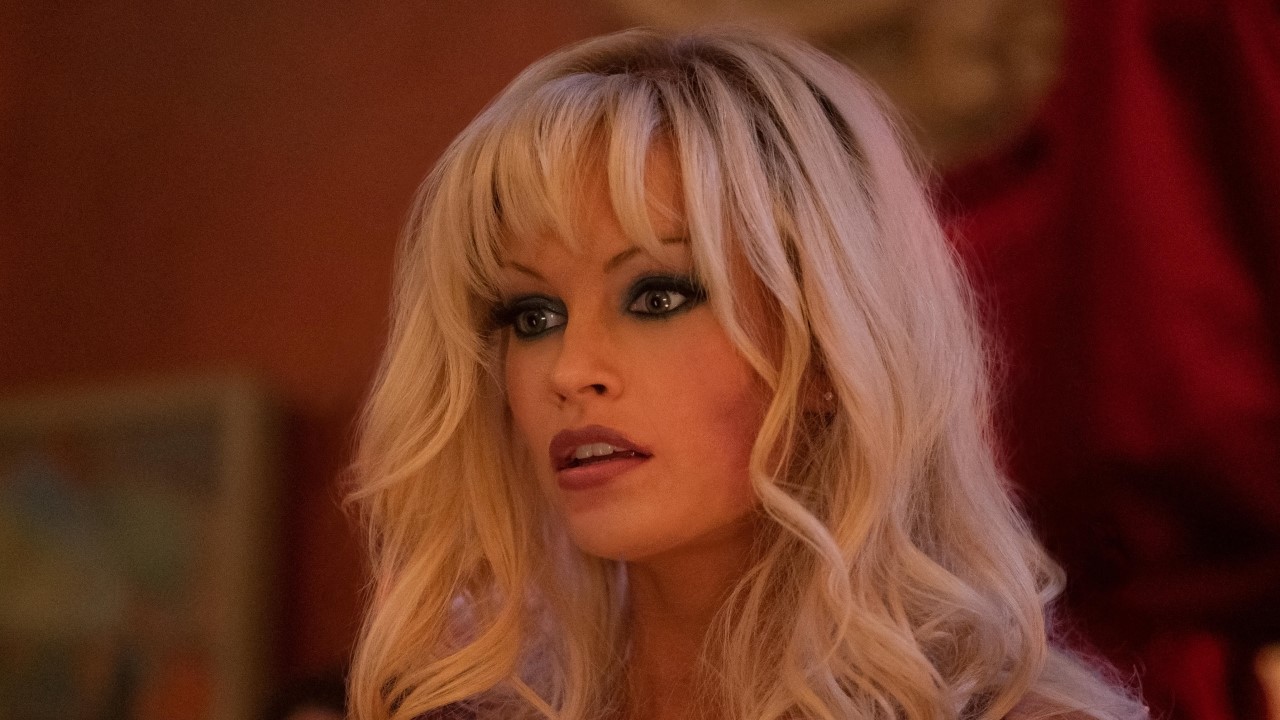 Pamela Anderson se vistió para el club en Pam & Tommy