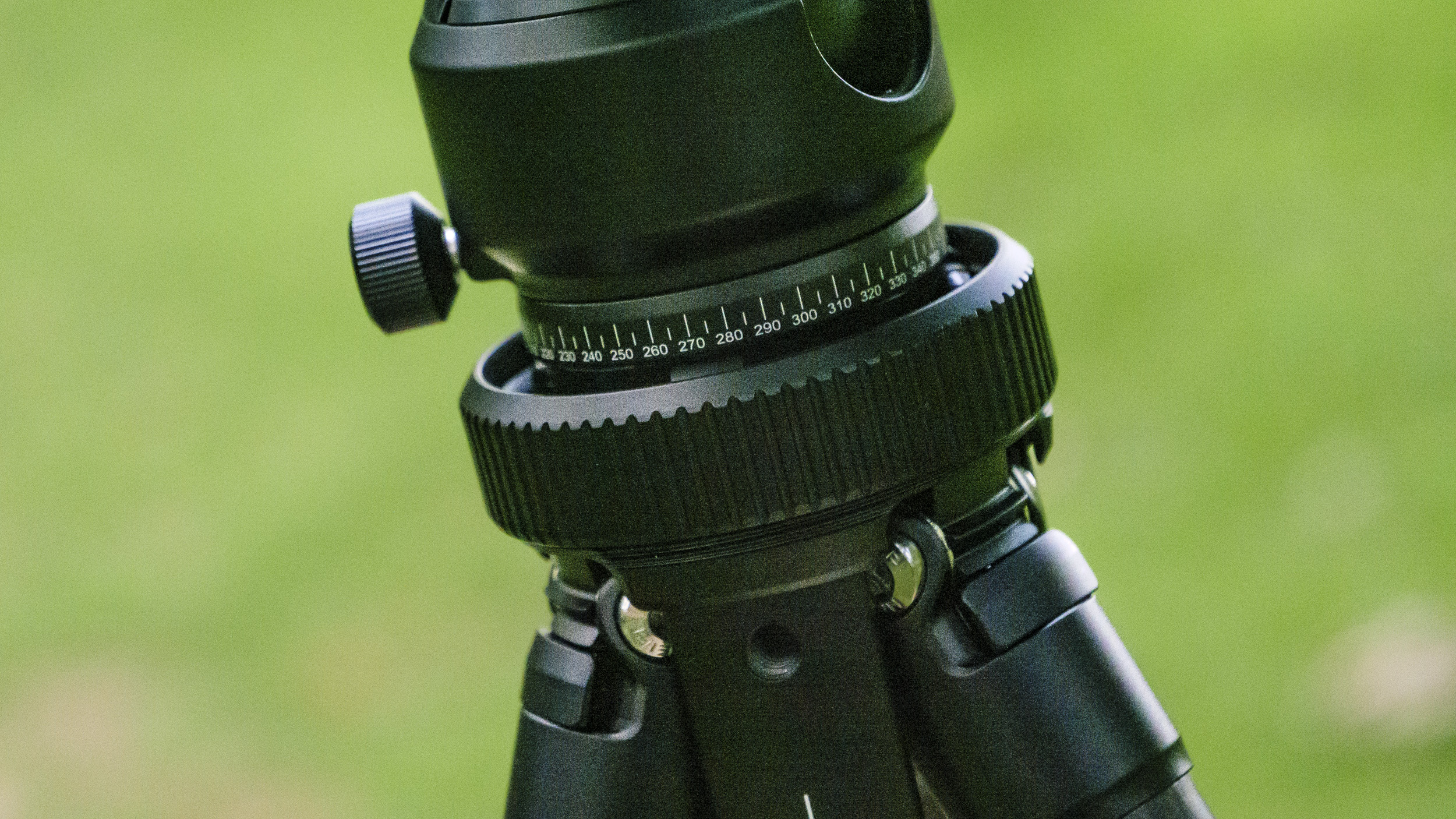 Heipi 3-in-1 Travel Tripod W28S closeup of panning control